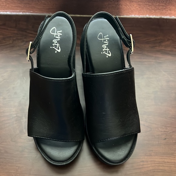 Black heels - Picture 2 of 2